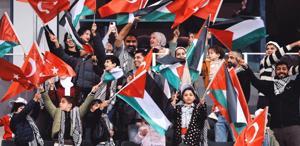 Filistinli çocuklar ve refakatçileri, Türkiye-Gürcistan maçı için tribünde