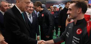 Cumhurbaşkanı Erdoğan, A Milli Futbol Takımı oyuncularını ve teknik heyetini tebrik etti