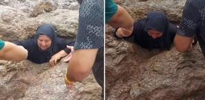 Her yıl binlerce kişi geliyor: Alevi vatandaşların geçmek için sıraya girdiği delik