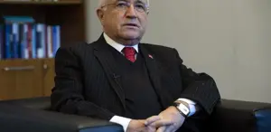 Skandal iddia Cemil Çiçek’e mesaj attığını sanarken, yanlış kişiden torpil istedi