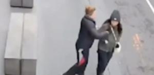 Genç kadın, işe giderken tanımadığı kişi tarafından bıçaklandı
