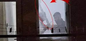 Evine çağırdığı arkadaşını kılıçla rehin aldı