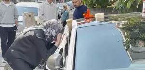 2 yaşındaki çocuk arabanın içinde mahsur kaldı