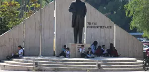 Yemekhaneye alınmayan öğrenciler öğle yemeğini sokakta yemek zorunda kalıyor
