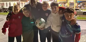 Süper Lig’in yeni yıldızı, çocuklarla kaldırımda futbol oynadı