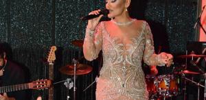 Demet Akalın’ın canlı performansı olay oldu: Ben olsam mekanı terk ederdim