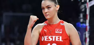 Zehra Güneş’in mini etekli asansör pozu hayranlarını ikiye böldü