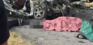 Hurdaya dönen otomobil bir aileye mezar oldu