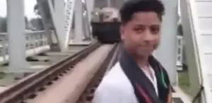 Raylarda video çeken çocuk, trenin çarpmasıyla hayatını kaybetti