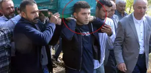 Babasının öldürdüğü annesinin tabutunu taşıdı