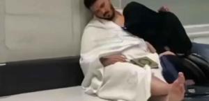 Tolgahan Sayışman Umre ziyaretinde yorgunluğa yenik düştü