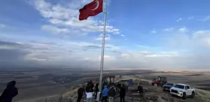 20 yıllık hayal gerçek oldu Köylüler Ermenistan sınırına Türk bayrağı dikti