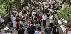 Bu da çöpçatan pazarı Yüzlerce bekar bu parkta toplanıyor, duvara ilan asıp eş arıyor