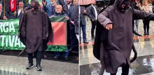 Trabzon’da dikkat çeken eylem Kokarca kıyafeti giyip horon tepti