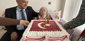 Cumhuriyet ile yaşıt Nazife nine Ay-yıldızlı pastasını üfledi