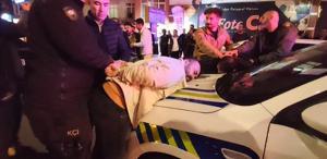 Alkollü sürücü kimlik isteyen polise tekme attı