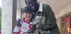 Abraham, Galatasaraylı minik taraftarla fotoğraf çektirdi Yaptığı hareket gündem oldu