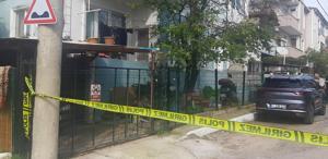 Oturma odasında eşini vahşice katletti