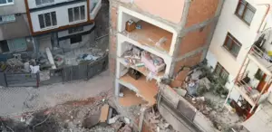 Kentsel dönüşüme giren bina yıkıldı, yan apartman duvarsız kaldı