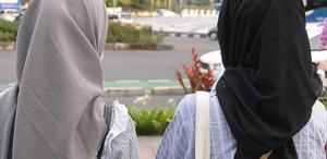 Yüzde 92’si Müslüman olan ülkede okullarda başörtüsü yasaklandı