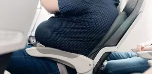 Hava yolu şirketi artık kilolu yolculardan 2 koltuk parası alacak