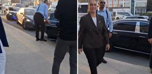 Çakarlı konvoyuyla geldi, araçtan ineni herkes merak ediyor