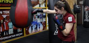 Kilo vermek için eldiven taktı, Avrupa şampiyonu oldu