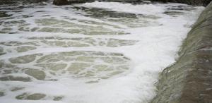 Köpüren dereden yayılan ağır koku vatandaşları tedirgin etti