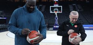 Cumhurbaşkanı Erdoğan ile basketbol oynayan Shaquille O’Neal, Türk bayraklı şapka ile video paylaştı