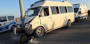 Tarım işçilerini taşıyan minibüs direğe çarptı: 1’i ağır 15 yaralı