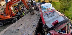 Ters şeritte giden otobüsle tır çarpıştı 11 kişi öldü, 10 yaralı var