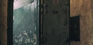 Annesinin cesedini yıllarca bodrumda saklayıp emekli maaşını yedi