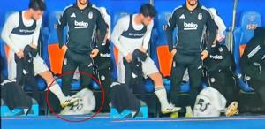 Beşiktaş formasına tekme atan Kartal Kayra, taraftarlardan özür diledi