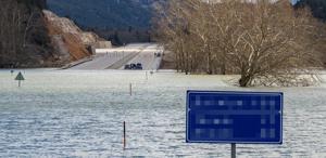 İki ili bağlayan yol günlerdir bu halde Trafik levhaları bile suya gömüldü