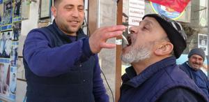 Günler sonra tezgahta görünce dayanamadı, çiğ çiğ ağzına attı