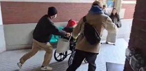 Bakıcısıyla gizlice evlenen 102 yaşındaki milyoner babalarını hastaneden kaçırdılar