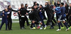 Ankara Keçiörengücü-Erzurumspor FK maçı bitti, saha karıştı