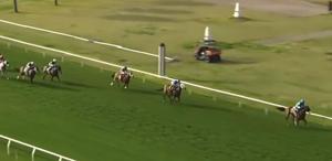 Bir at yarışı spikerinin, ’’Mister Mmmmm’’ adlı yarış atını anlattığı anlar viral oldu