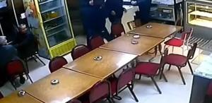 Kütahya’da çay evinde bıçaklı saldırı anı kamerada: 1 ağır yaralı