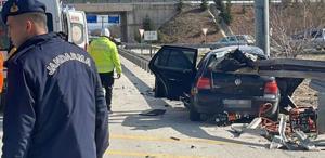 Otomobil bariyerlere ok gibi saplandı: Anne ve baba öldü, 3 yaşındaki çocukları yaralandı