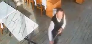 Dev dalgalar koca restoranı böyle yuttu