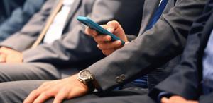 Ekonomik kriz nedeniyle vekillerin emekli maaşını kaldırdılar