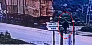 Yolda yürürken ölüm onu böyle buldu Saman balyasının altında can verdi