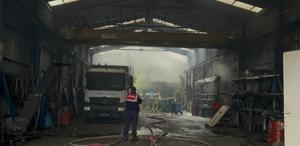 Eyüpsultan’da yangın: Alevler 3 işyerine sıçradı