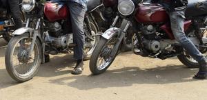 Motosikletlerle bastıkları köyde onlarca kişiyi katlettiler