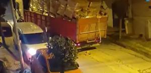 Aşırı yüklü kamyon kayarak iki aracı biçti o anlar kamerada