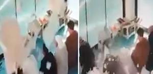 Camide cemaatin üzerine asma tavan parçaları düştü