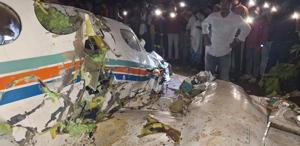 Hindistan’da 7 kişiyi taşıyan ambulans uçak düştü