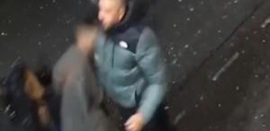 Yolda yürüyen kadına durup dururken yumruk attı