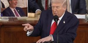 Trump parmağıyla gösterip hedef aldı: Bu insanlar deli, gerçekten deli